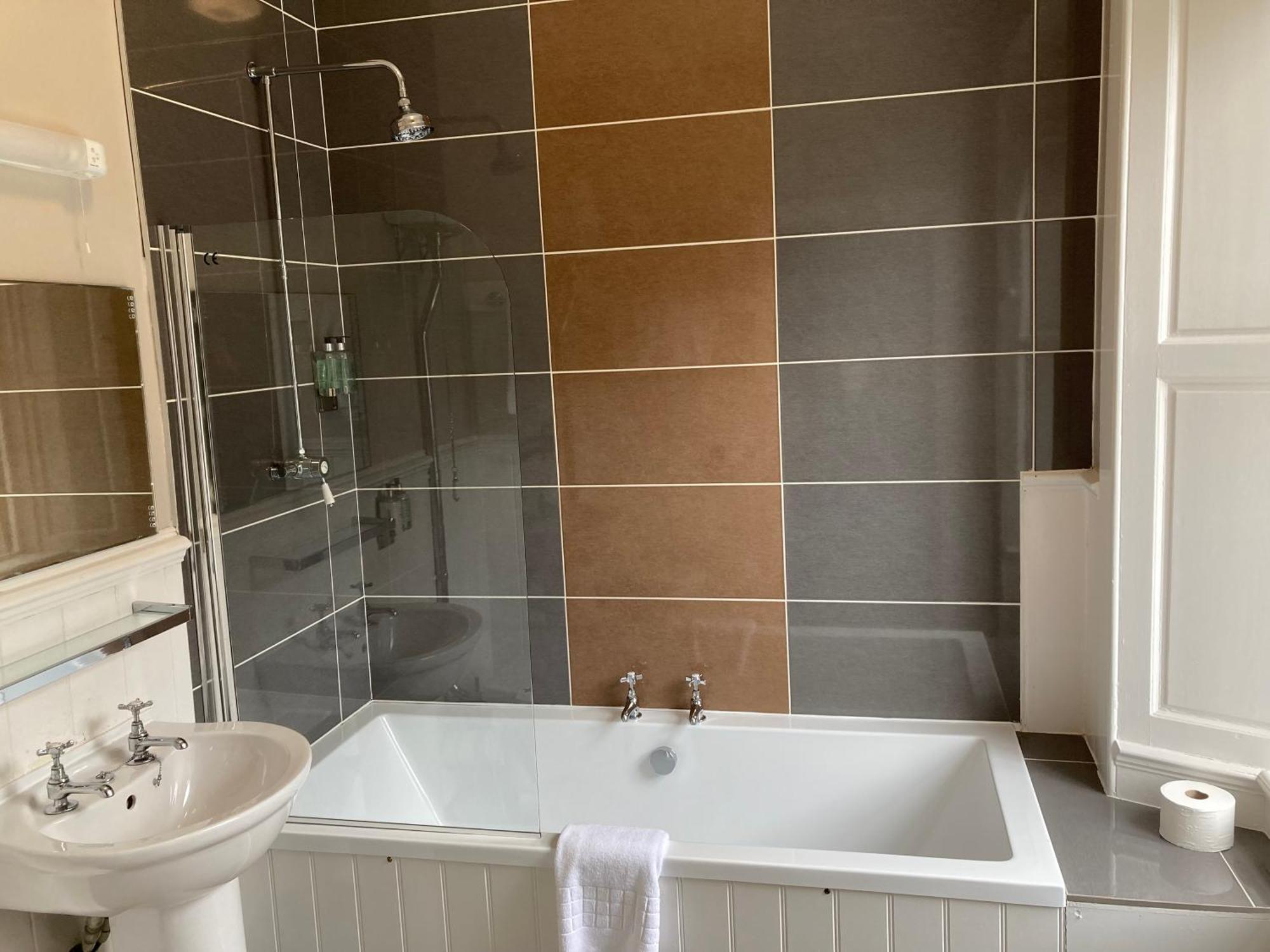 Village Hotel 3*